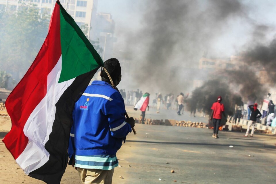 Demonstranter gjennomførte omfattende protestaksjoner i hovedstaden Khartoum søndag, samme dag som statsminister Hamdok trakk seg. I dag er det ventet nye, store demonstrasjoner. Foto: Mahmoud Hjaj / Anadolu / NTB