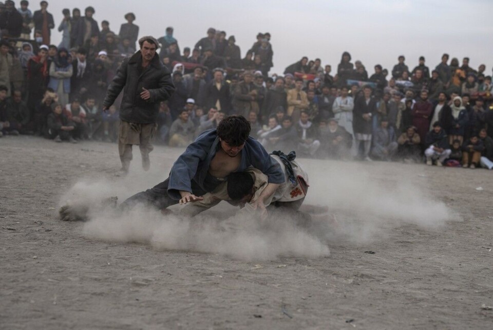 Brytekonkurransene foregår etter fredagsbønnen. Både tilskuerne og deltagerne er ofte fra det nordlige Afghanistan. Foto: Petros Giannakouris / AP Photo / NTB