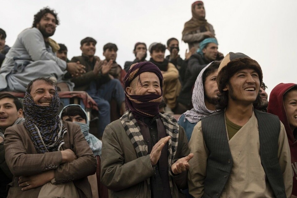 Tilskuere til tradisjonell afghansk bryting i Kabul tidligere i måneden. Kampene gir et kjærkomment avbrekk i en vanskelig hverdag. Foto: Petros Giannakouris / AP Photo / NTB