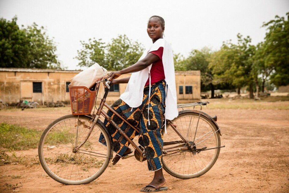 Britiske Malaria Consortium er en av bistandsorganisasjonene som anbefales av innsamlingsportalen gieffektivt.no. Malaria Consortium støtter forebyggende tiltak mot malaria i flere afrikanske og asiatiske land. Bildet viser en av helsearbeiderne i Burkina Faso som reiser fra dør til dør for å identifisere barn som har rett til å være med i programmet og dessuten gi første dose. Foto: Sophia Garcia / Malaria Consortium
