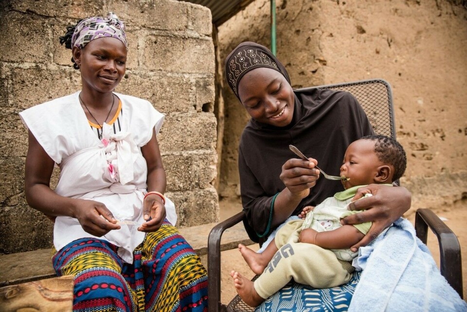En barn i en landsby i Burkina Faso får beskyttende legemidler mot malaria, som en del av et program støttet av britiske Malaria Consortium. 1,9 millioner barn under fem år er i år omfattet av programmet i det vestafrikanske landet. Den norske innsamlingsporten gieffektivt.no kanaliserer penger til Malaria Consortium og andre internasjonale organisasjoner, og nå har portalen også lagt til rette for donasjoner av bitcoin. Foto: Sophie Garcia / Malaria Consortium