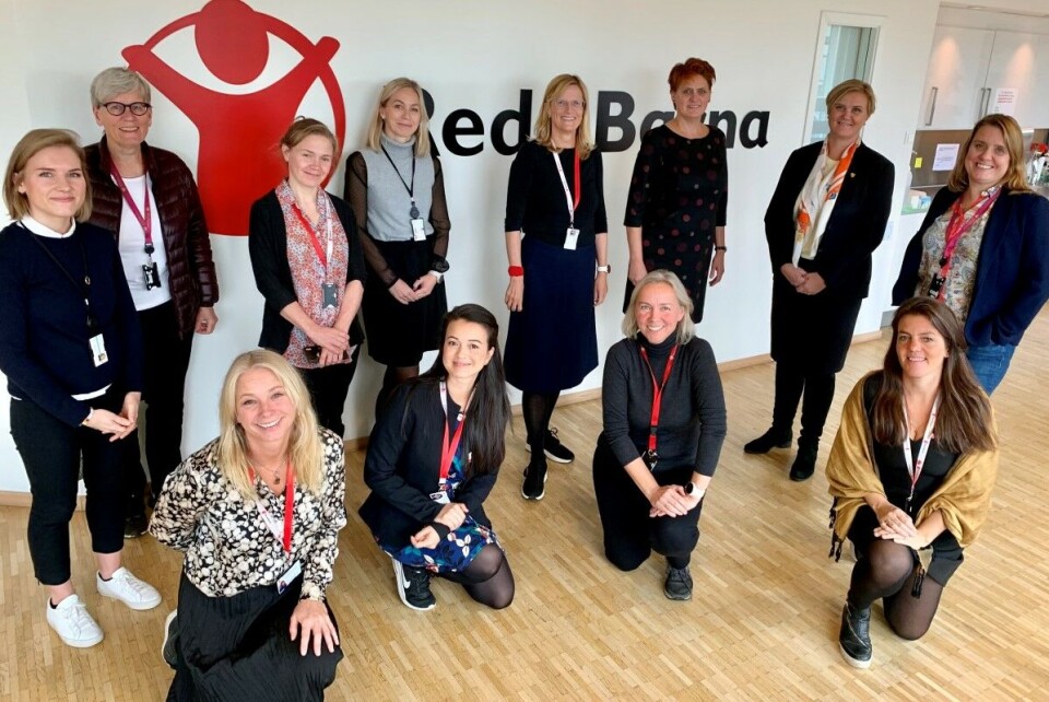Redd Barna har over tid slitt med en lønnssystem som har skapt mye intern misnøye. Men i fjor tok generalsekretær Birgitte Lange ( nr. 4 fra høyre bak) grep og igangsatte en total omlegging av hvordan lønningene fastsettes. Det har gitt resultater: langt flere er nå fornøyd med lønna si. Bildet er fra et møte mellom Redd Barna og Utenriksdepartementet tidligere i år. Foto: Redd Barna.