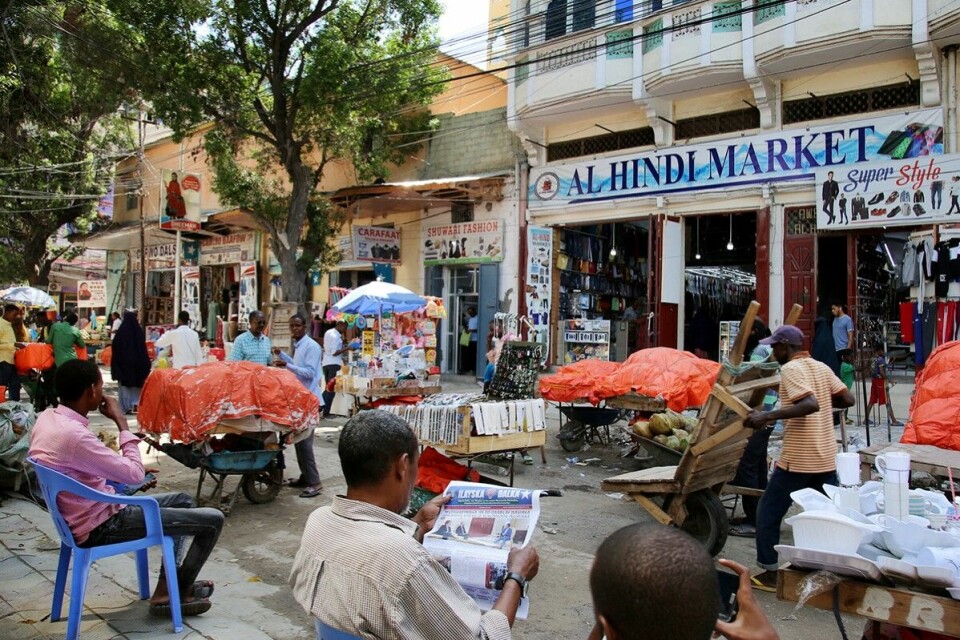Etter tre krevende tiår, tar nasjonale og lokale institusjoner nå form, ifølge UDs siste Somalia-strategi: «En omfattende reformagenda innen økonomi, sikkerhet, demokrati og sosiale tjenester» har gitt resultater, heter det i notatet. Bildet er fra et marked i Mogadishu. Foto: Sadak Mohamed / Anadolu / Abaca / NTB