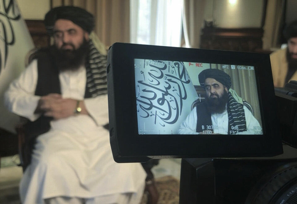 I et tv-intervju med Associated Press uttrykker utenriksminister Amir Khan Muttaqi at Taliban vil styrke arbeidet for jenters skolegang. Foto: Mohammed Shoaib Amin / AP / NTB