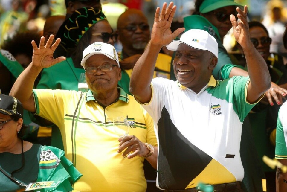 Sør-Afrikas president Cyril Ramaphosa (til høyre) har valgt å ta kampen mot korrupsjon. Han skal nå rydde opp i forgjengeren Jacob Zumas (til venstre) vanstyre og plyndring av statskassa, skriver Tomm Kristiansen. Her er de to avbildet under lanseringen av ANCs partiprogram i Durban, Sør-Afrika, 12. januar 2019. Foto: Rogan Ward / Reuters / NTB