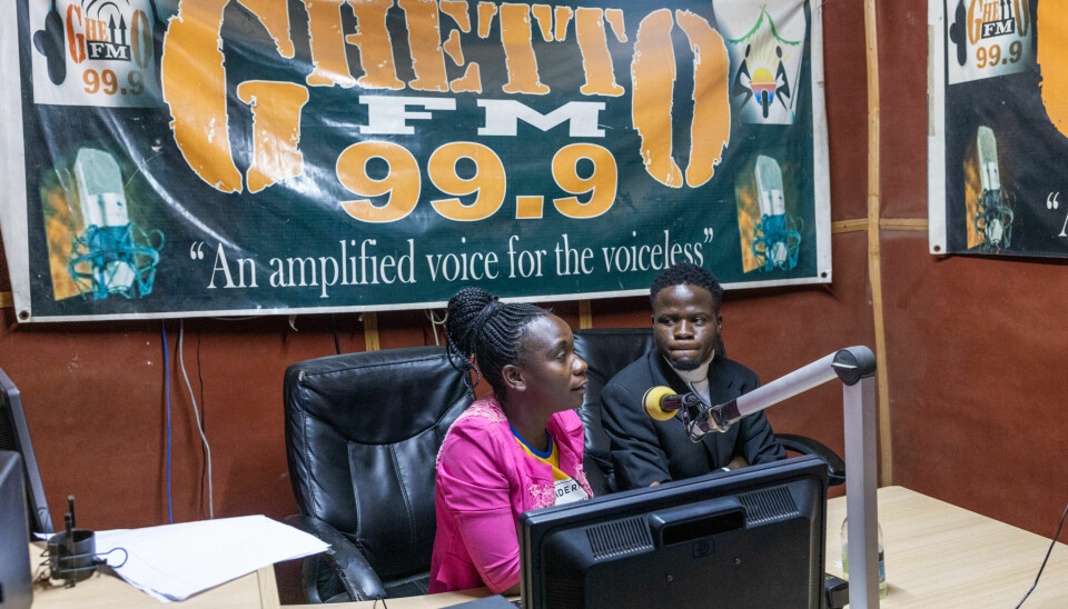 Radiojournalist Hilda Ajema jobber ved stasjonen Ghetto FM i Mukuru. Hun fordømmer utkastelsen av folk i området. – Det er ingen her som fått varsel om at de plutselig skulle fjerne hjemmene her. Myndighetene har vært helt fraværende og folk har mistet håp og fremtidstro, sier Ajema.