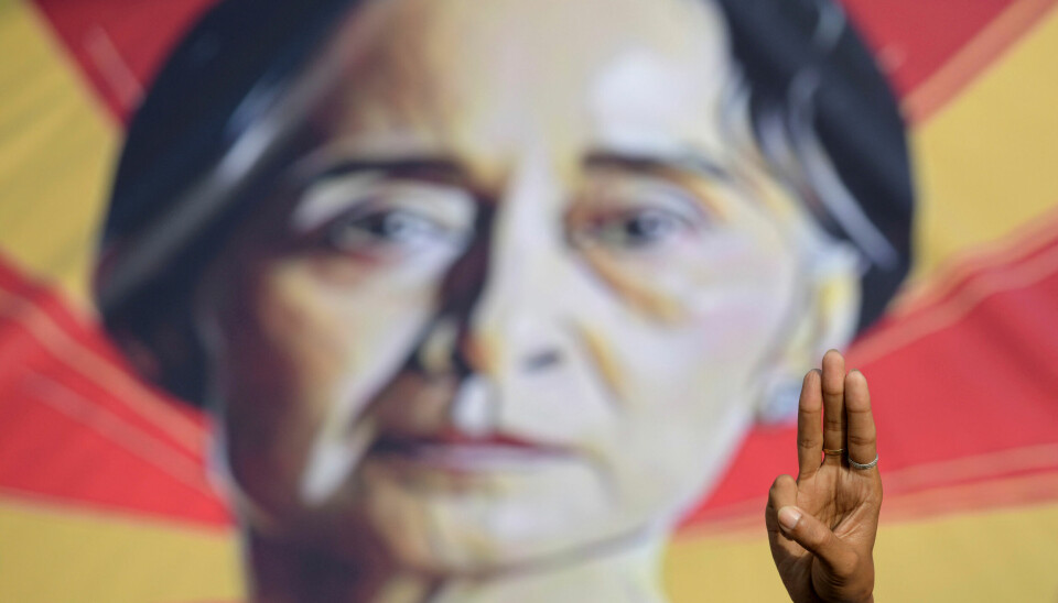 Etter et tiår med positiv utvikling, våknet folket i Myanmar opp til en ny virkelighet 1. februar 2021. Kuppet utløste enorme demonstrasjoner, der tegnet med tre fingre ble et symbol på frihetskampen. State Councellor Aung San Suu Kyi har sittet i varetekt siden kuppnatten, og militærregimets anklager gjør at fredsprisvinneren kan bli sittende i varetekt resten av livet