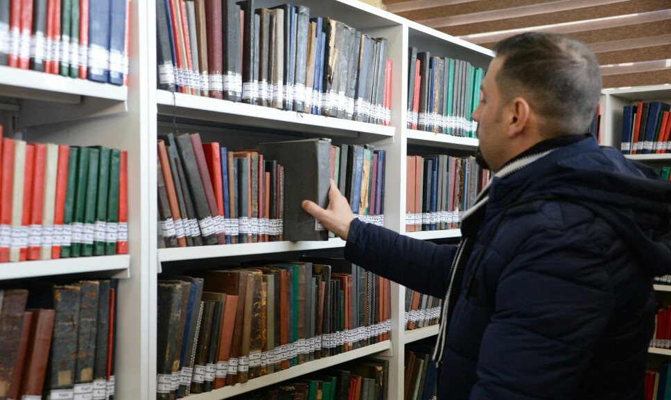 Biblioteket ved Universitetet i Mosul var lenge byens store kulturelle stolthet og kunne skilte med over en million titler. Så kom IS og satte fyr på omtrent 85 prosent av samlingen. Ved hjelp av private donasjoner og lokal innsats gjenåpner biblioteket nå dørene med litt over 130 000 bøker.
