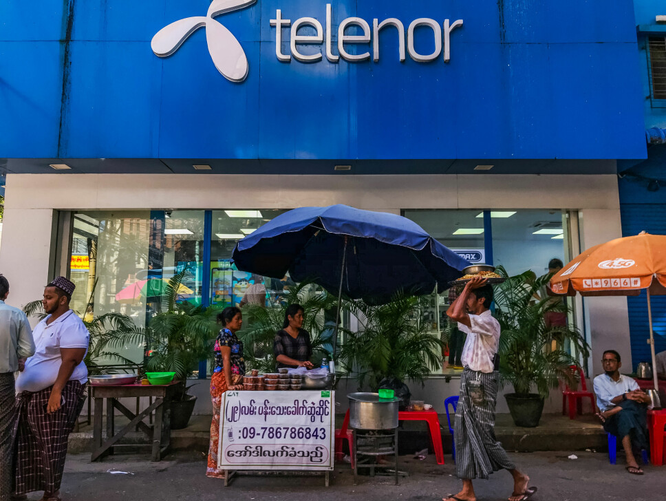 Telenors Myanmar-virksomhet skal, ifølge Reuters, overtas av libanesiske M1 Group og burmesiske Shwe Byain Phyu Group – et bensinstasjon- og gruveselskap med tette bånd til militærjuntaen. Bildet er tatt i sentrum av Yangon i oktober i fjor.