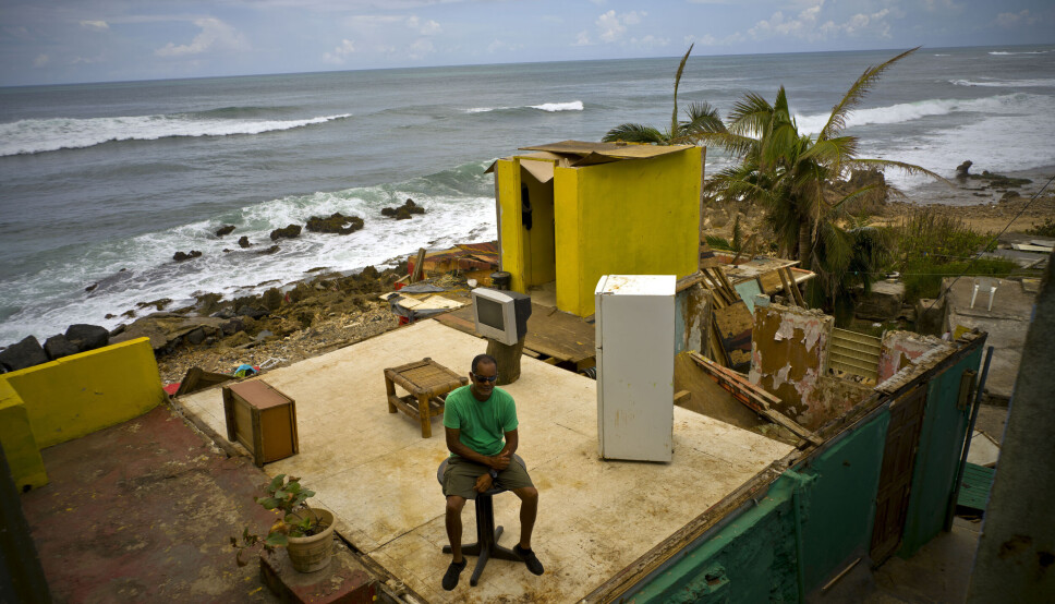 HVA NÅ: Roberto Figueroa Caballero sitter på et lite bord i hjemmet sitt som ble ødelagt av orkanen Maria i La Perla-området på kysten av San Juan, Puerto Rico, 5. oktober 2017. Et spesielt FN-panel legger siste hånd på en stor vitenskapelig rapport som skal fortelle folk 'hva nå?' om klimaendringer. Rapporten vil fremheve hvordan global oppvarming forstyrrer menneskers liv, deres naturlige miljø og selve jorden.