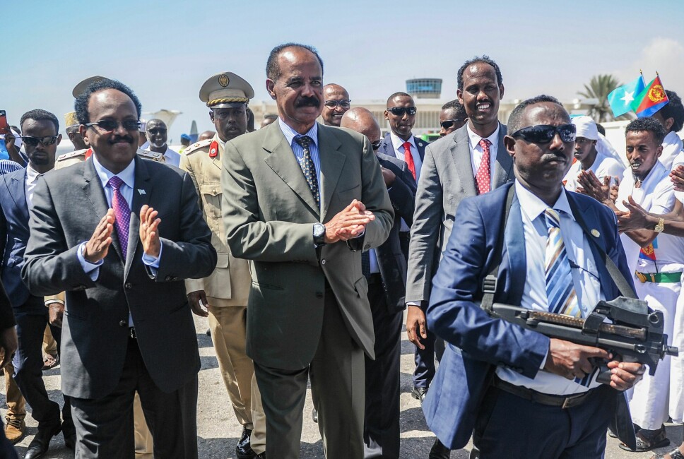 Eritreas mangeårige diktator Isaias Afwerki applauderer under inspeksjon av æresgarden på flyplassen i Mogadishu 13. desember 2018. Til venstre: Somalias president Mohamed Abdilahi, også kjent som Farmajo. Det var Isaias første besøk i Somalia noen sinne.