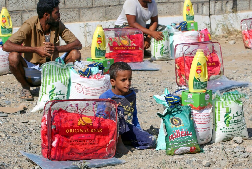 Mer enn 14 millioner av Jemens innbyggere er avhengige av akutt nødhjelp, ifølge FN. Verdens matvareprogram har allerede måttet redusere matrasjonene til over åtte millioner mennesker på grunn av manglende finansiering. Her mottar internt fordrevne innbyggere mat og andre basisvarer i den krigsherjede provinsen Hodeida i januar i år.