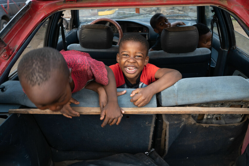 En gruppe gutter leker i en gammel, ødelagt bil i utkanten av Limbe, en by i Kameruns sydvestlige region.