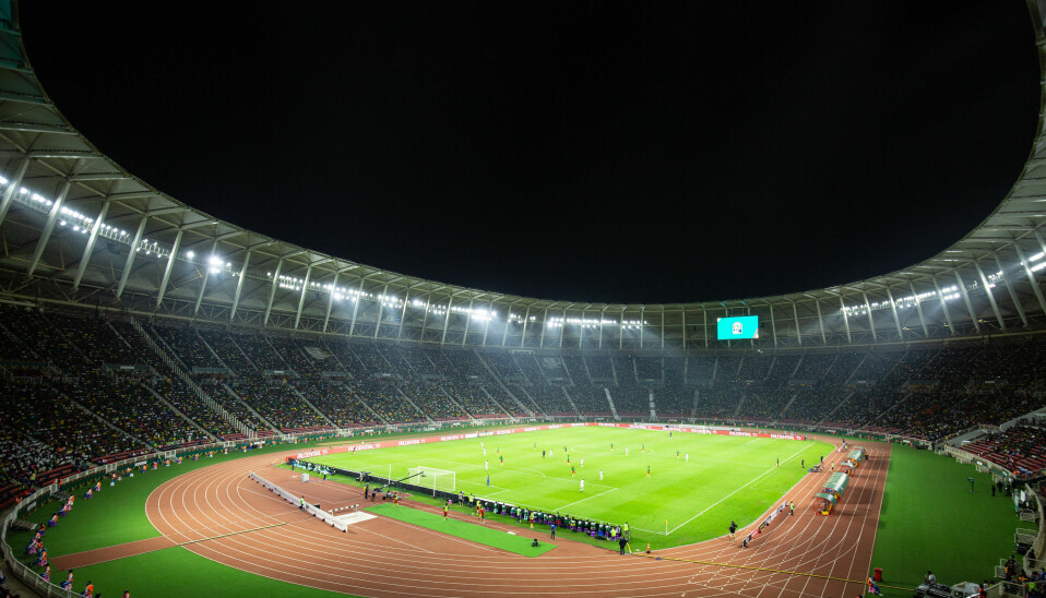 Stemningen på Paul Biya Stadium var til å ta og føle på da Kameruns stjernespiss Vincent Aboubakar satte inn Kameruns andre mål i kampen mot Komorene.
