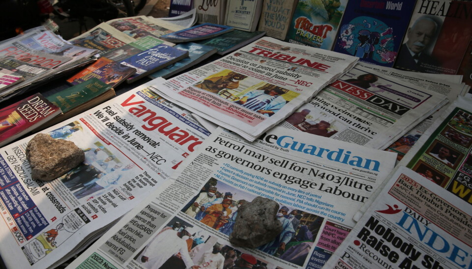 GODT UTVALG: En aviskiosk i Ojuelegba-distriktet i Lagos i Nigeria har godt utvalg. Faktasjekk av informasjon blir stadig viktigere for journalister..