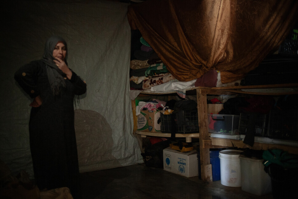 Tayyim Bsasi (41) står inne i familiens oppholdsrom. Nå venter de på at gulvet skal tørke slik at de kan ta det i bruk igjen.