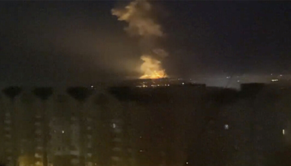 Flammes sees ved Dnieper-elva i Kiev i morgentimene i dag. Eksperter advarer mot at Russlands angrep kan få enorme menneskelige omkostninger.