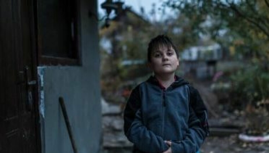Åtte år gamle Oleksander utenfor familiens hus i Luhansk øst i Ukraina i 2020. Boren til Oleksander ble hardt skadet under kampene i 2018. Redd Barna er bekymret for de rundt 400 000 barna øst i Ukraina.
