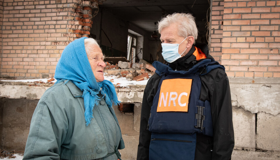Jan Egeland, generalsekretær i Flyktninghjelpen, understreker at Norge og andre land nå må vise solidaritet med befolkningen i Ukraina. På bildet, tatt for noen uker siden, snakker Egeland med Zinaida (71) som har valgt å bli boende i landsbyen Opytne, i Donetsk-regionen til tross for at huset hennes er blitt ødelagt av granater. Jan Egeland, generalsekretær i Flyktninghjelpen, understreker at Norge og andre land nå må vise solidaritet med befolkningen i Ukraina. På bildet, tatt for noen uker siden, snakker Egeland med Zinaida (71) som har valgt å bli boende i landsbyen Opytne, i Donetsk-regionen til tross for at huset hennes er blitt ødelagt av granater.