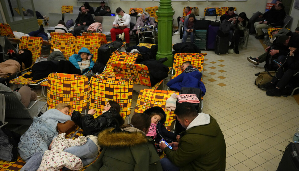 PROVISORISK HOTELL: Mennesker på flukt fra Ukraina hviler seg på en togstasjon i Przemysl i Polen torsdag 24. februar etter å ha fluktet fra hjemlandet sitt.