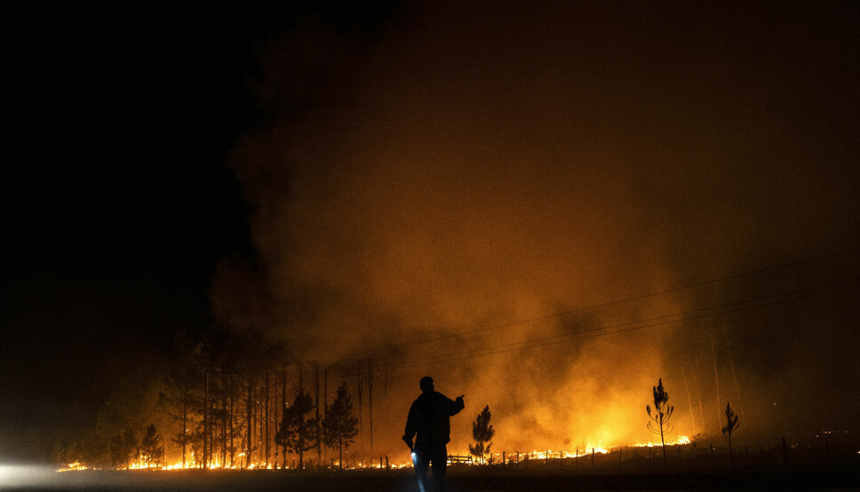 En mann hjelper til i brannslukkingsarbeidet i Ituzaingo i Argentina i midten av februar i år.