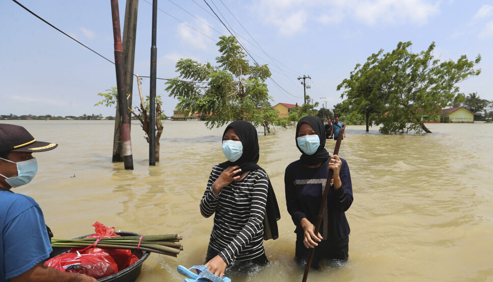 Etter kraftig nedbør i Bekasi, Indonesia må lokale vasse gjennom vann til livet. Flere tusen ble evakuert i slutten av februar i år på grunn av de enorme vannmengdene.