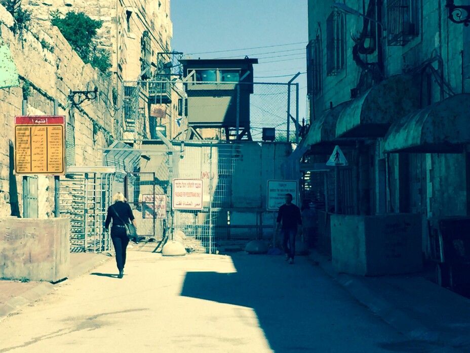 En av de mange segregerende gatesperringene i Hebron syd på Vestbredden.
