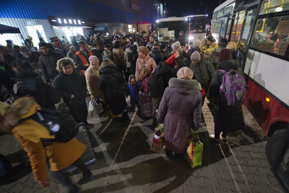Minst en million mennesker har forlatt Ukraina etter Russlands invasjon. Buss etter buss med flyktninger ankommer mottakssenteret utenfor grensebyen Korczowa i Polen. Få vet hvor veien bærer videre