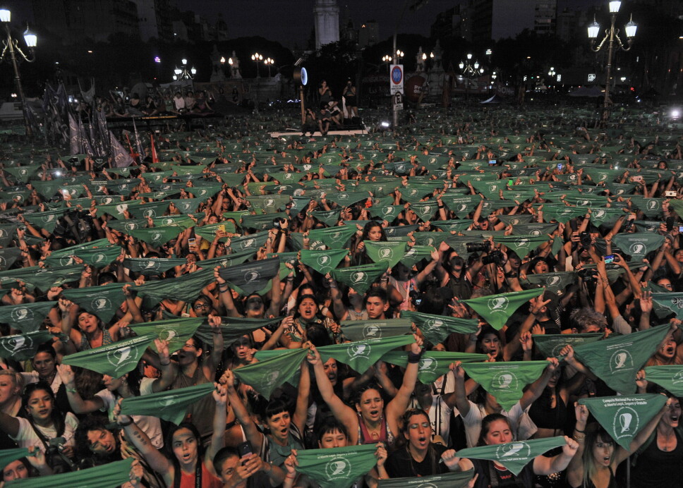 Tusenvis av kvinner holder opp grønne skjerf under en demonstrasjon for å kreve legalisering av abort i Buenos Aires i Argentina 19. februar 2020. I desember samme år vedtok landet selvbestemt abort. Nå følger også flere land i Latin-Amerika.