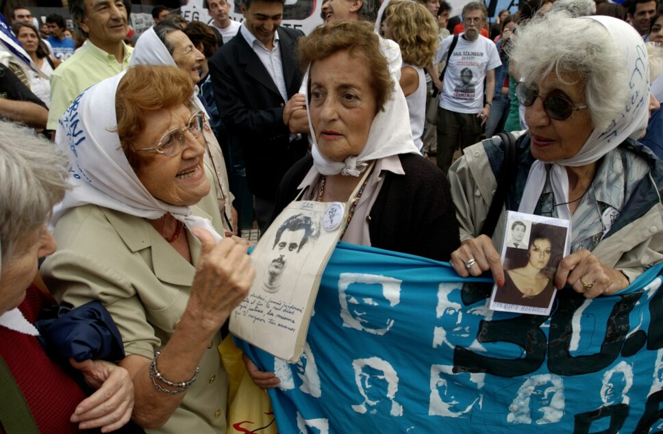 Mødrene på Maiplassen samlet seg for å kreve oppklaring på hva som skjedde med de tusenvis av unge som ble torturert og drept under det argentinske militærdiktaturet fra 1976 til 1983. i 2004, da dette bildet ble tatt, samlet fortsatt noen av mødrene seg foran presidentpalasset.