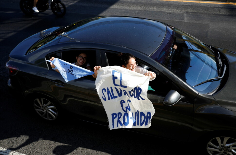 Kvinner kjører rundt med plakater med påskriften «El Salvador er pro liv» etter at president Nayib Bukele utelukket eventuelle endringer i landets strenge abortlover, 2. oktober i fjor.