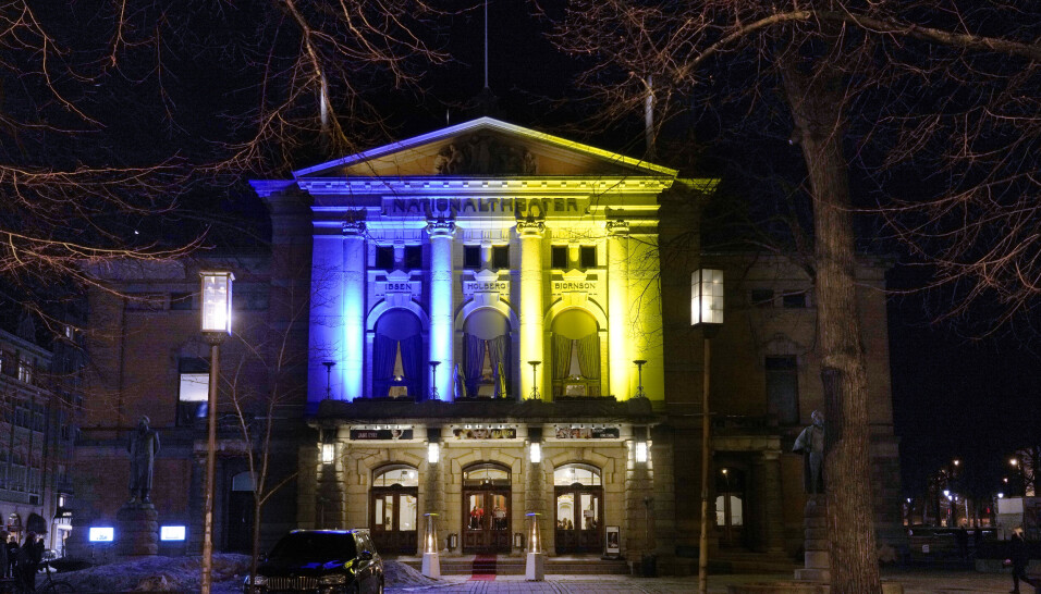 Nationaltheatret ble lyst opp i de ukrainske fargene under støttekonserten.