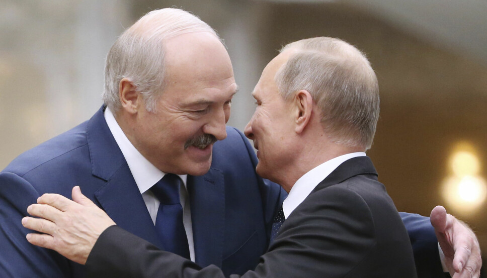 Hviterusslands president pleier et nært forhold til Russlands president, som han er helt avhengig av for å holde seg ved makten. De to er nære allierte i krigen mot Ukraina.