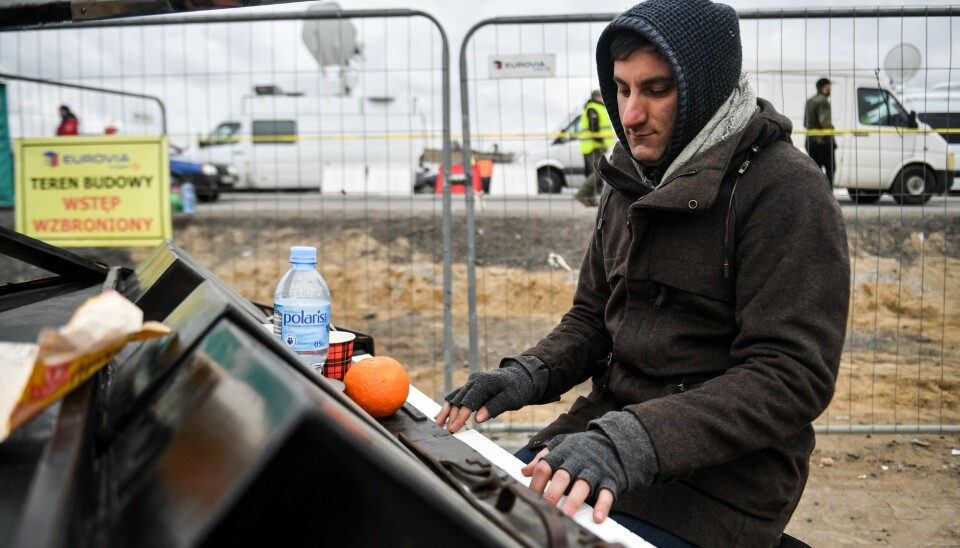 Den tyske pianisten Davide Martello (40) har kjørt fra Tyskland til Polen for å spille for flyktningene som krysser grensen.