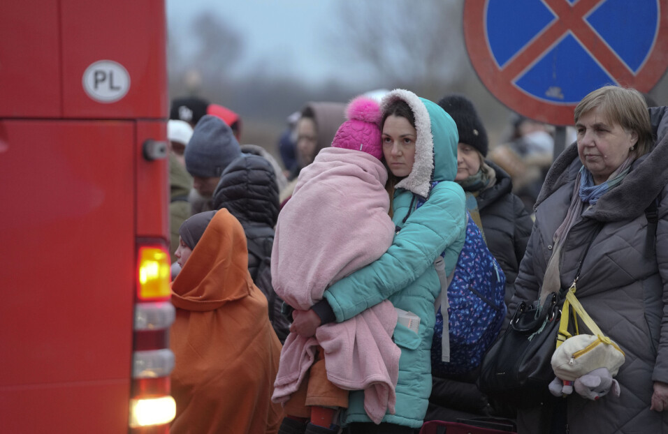 Flyktningene fra Ukraina er hovedsakelig kvinner og barn. Alle menn mellom 18 og 60 år er nødt til å bli igjen i landet, for å være klar til strid dersom de blir innkalt til militær tjeneste. Her en gruppe ukrainske flyktninger ved grensen til Polen.