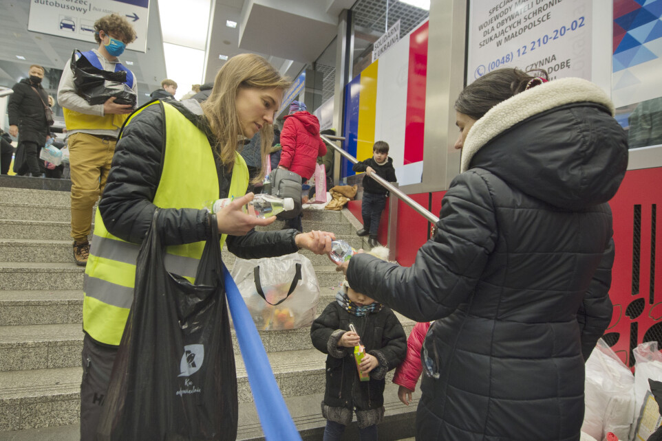 Den norske hjelpeorganisasjonen Dråpen i Havet gir ut mat og drikke til flyktninger på jernbanestasjonen i Krakow.