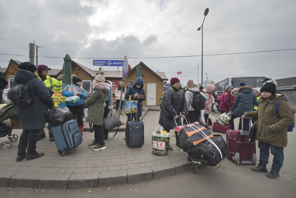 En jevn strøm av flyktninger kommer over grenseovergangen i Medyka.