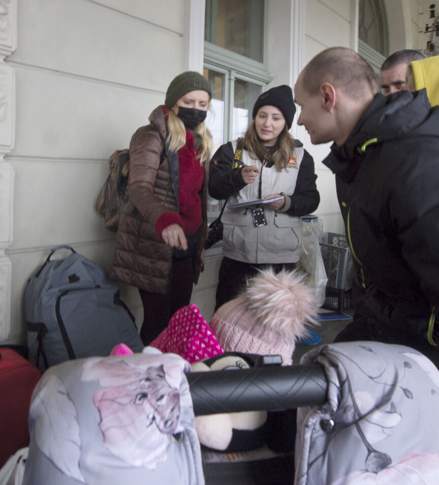 Becky Bakr Abdulla (midten) er kommunikasjonspesialist i Flyktninghjelpen.