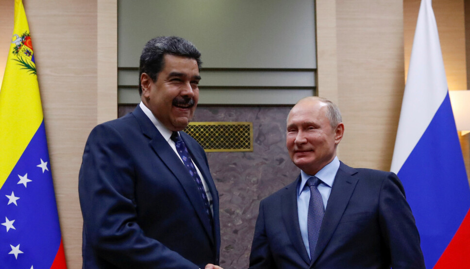 I begynnelsen av mars møtte en delegasjon fra USA Venezuelas president Nicolas Maduro for å forhandle om å gjenoppta importeringen av olje fra landet. Maduro vet godt at USAs interesse for å få på plass en avtale er mye større enn før. Samtidig har retorikken hans blitt noe mindre uforbeholdent Putin-vennlig de siste dagene, skriver Benedicte Bull. Her er Maduro og Putin fotografert sammen under et møte i 2018.