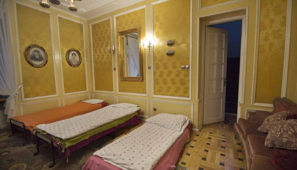 Hotellets stue har blitt omgjort til overnattingssted for flyktninger på vei videre inn i Polen.