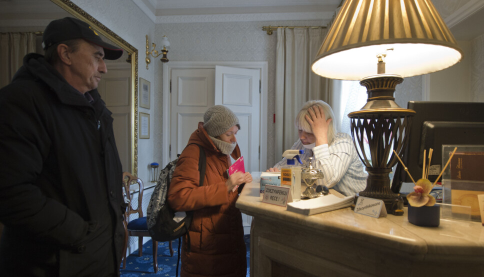 Yulia (midten) og faren hennes har overnattet to dager på Hotel Dwór Hetman i Jaroslaw etter at de krysset grensen. Resepsjonisten Bernadette hjelper til med å finne nærmeste butikk hvor de kan få tak i polske SIM-kort.
