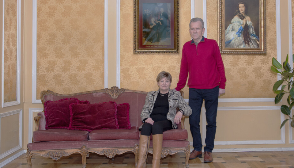 Janina og Walter har drevet familiehotellet i 22 år. På veggen til venstre henger et staselig maleri av de to.