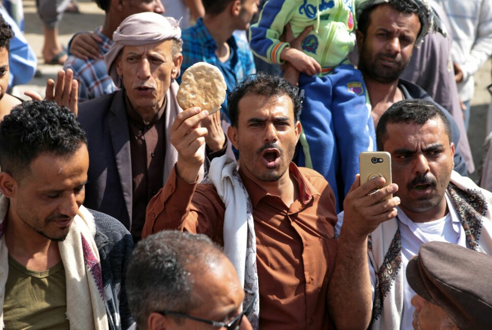 Demonstrasjon mot høye matpriser i Jemen, hvor befolkningen er blant de mest sårbare når matprisene skyter i været. Nylig varslet Verdens matvareprogram at nødhjelp til millioner av jemenitter ville bli kuttet. Årsakene var høye priser og manglende finansiering.