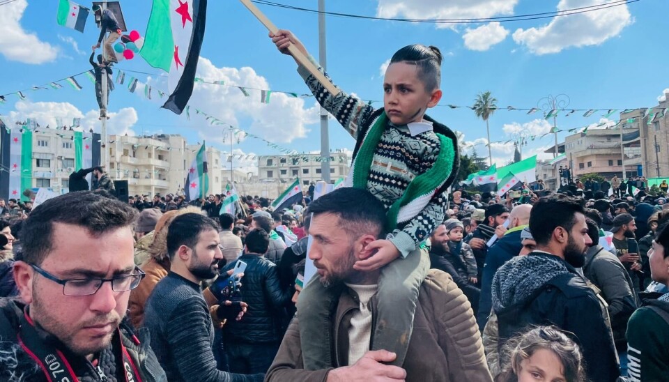 Flere tusen mennesker samlet seg i sentrum av Idlib for å demonstrere at Syria-krigen nå går inn i sitt tolvte år.
