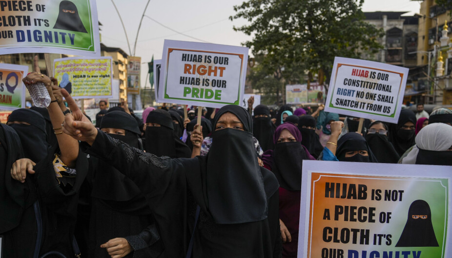 Indiske kvinner demonstrerer mot hijab-forbudet på indiske skoler.