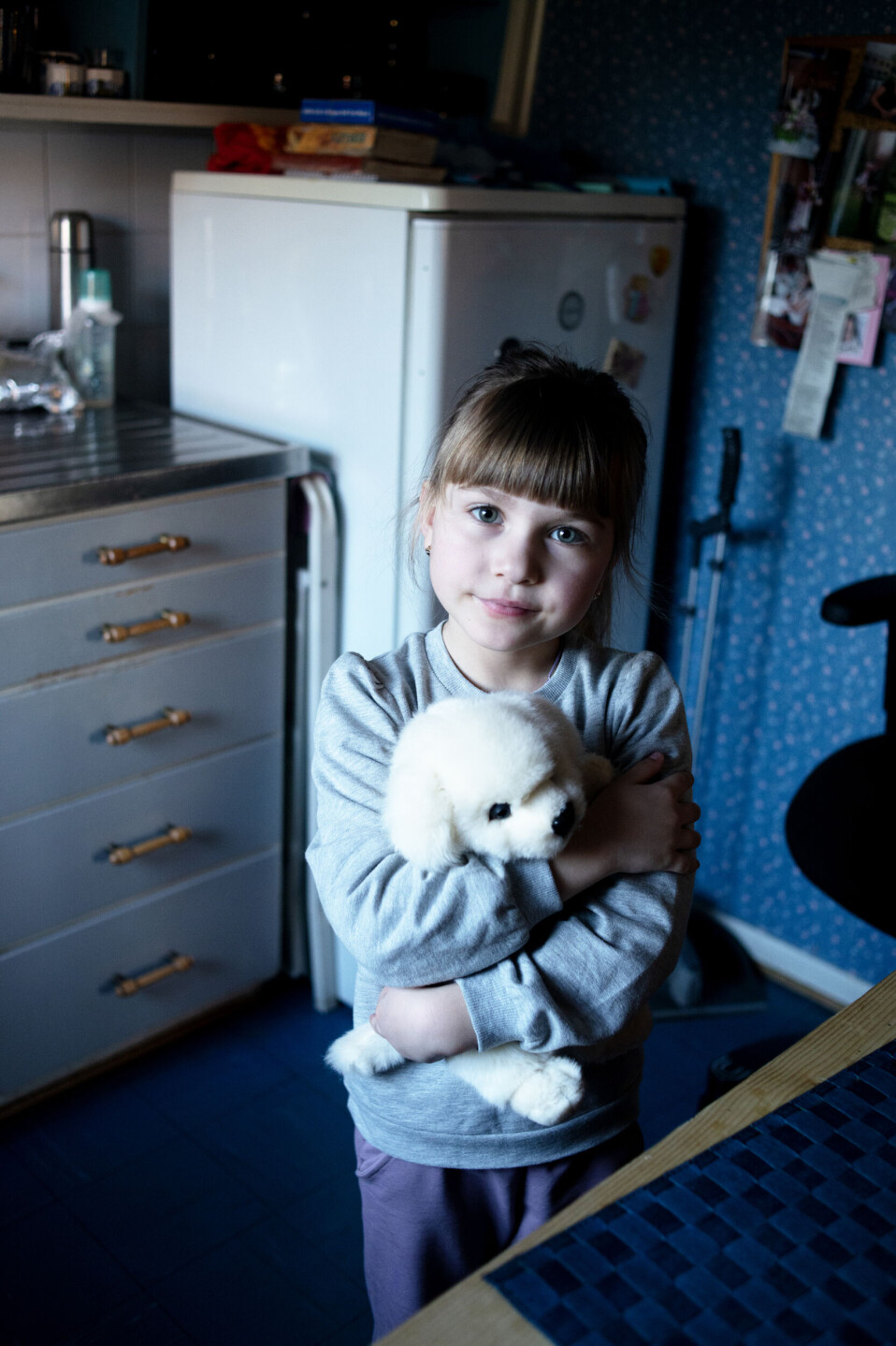 Miraslava på seks har lagt sin elsk på en kosebamse hun har fått hos vertsfamilien i Larvik. Navnet hennes betyr «Velsignet fred». Moren forteller at den lille familien vil forsøke å reise tilbake til hjemlandet så snart som mulig.