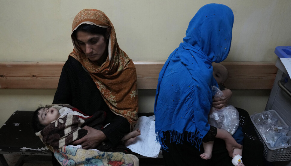 Mødre holder sine syke barn mens de venter på behandling av underernæring ved Indira Gandhi barnesykehus i Kabul, Afghanistan. Ifølge FN er én million av landets barn underernærte.