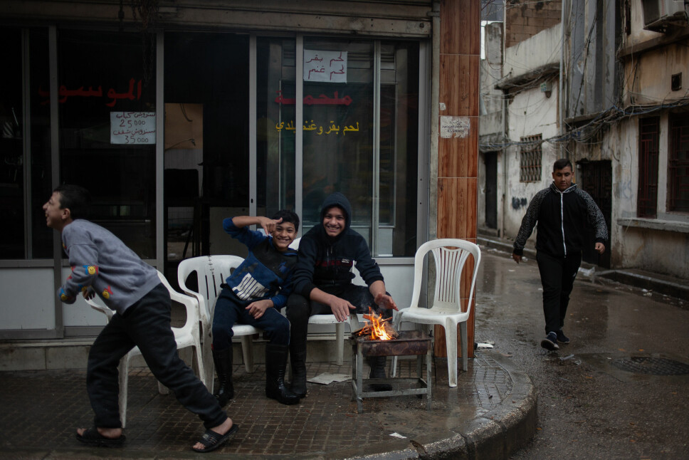 Tre syriske brødre i alderen 11 til 15 holder varmen utenfor den lokale slakteren, hvor de jobber. Fetteren, til høyre i bildet, er 16 år og går i 5. klasse.