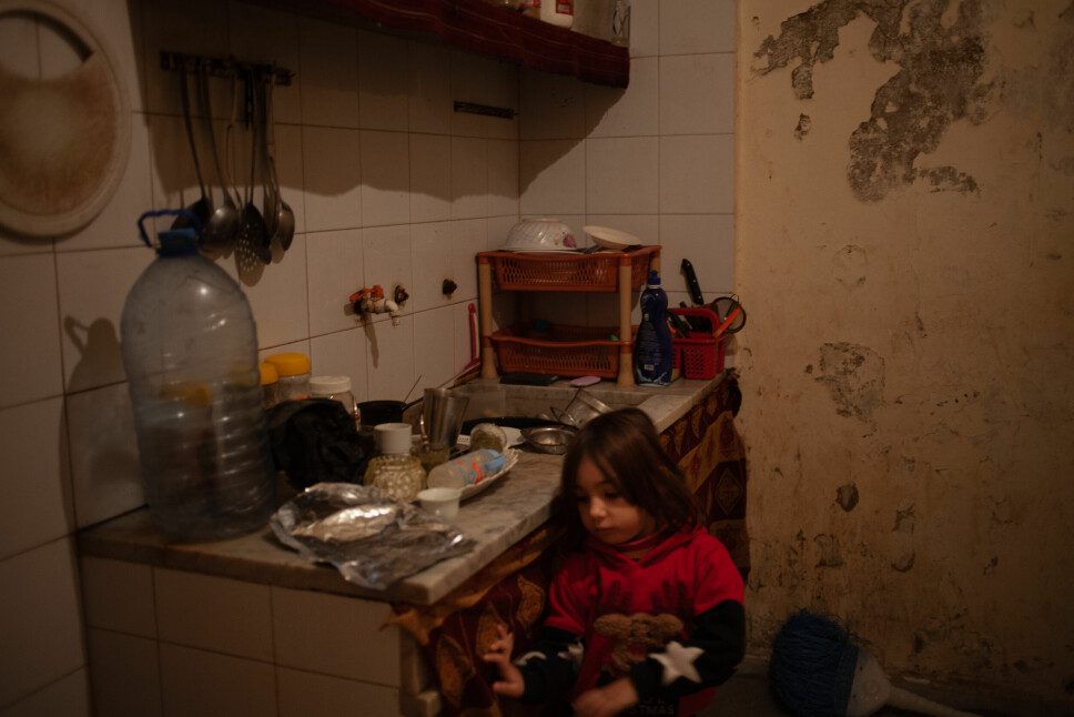 Fem år gamle Maryam liker å henge på kjøkkenet. Men det er sjelden mat å finne i hyllene.