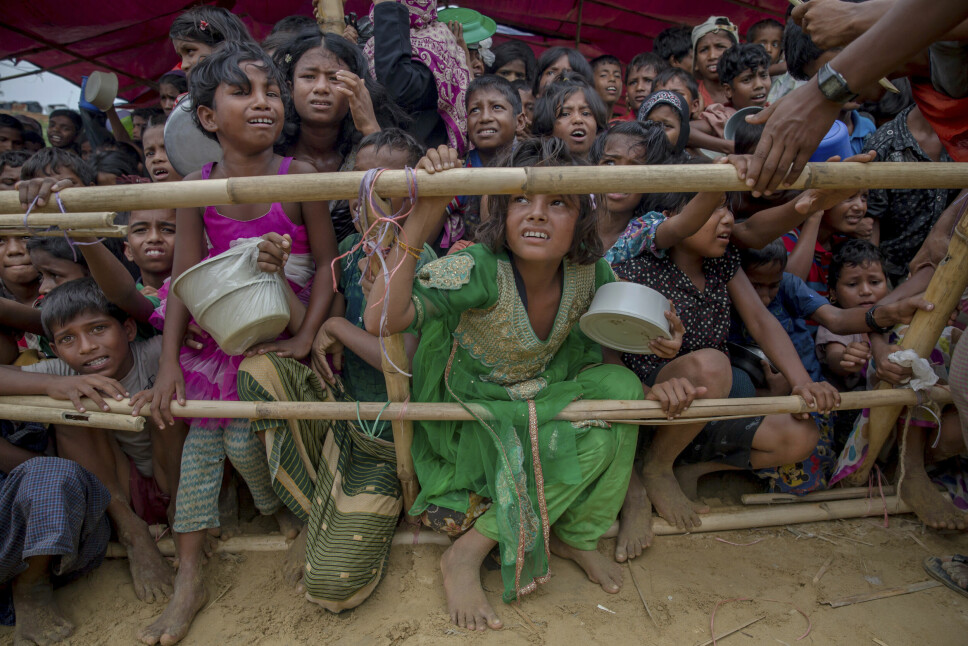 Den muslimske minoriteten rohingyaene forfølges i Myanmar. Her venter barn som har flyktet fra Myanmar på å få mat ved en matutdelingsstasjon i Thaingkhali-flyktningleiren i Bangladesh.